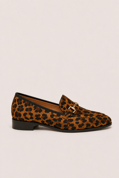 Mocasines de tacón bajo Vera Serrat con estampado animal, calzado elegante y cómodo para mujer.