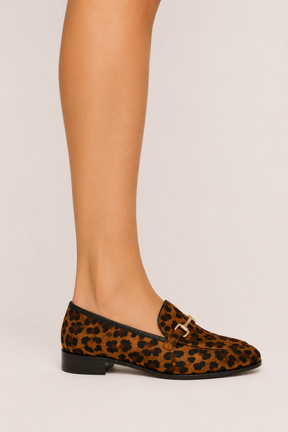 Mocasines de tacón bajo Vera Serrat con estampado animal y diseño elegante para mujer.