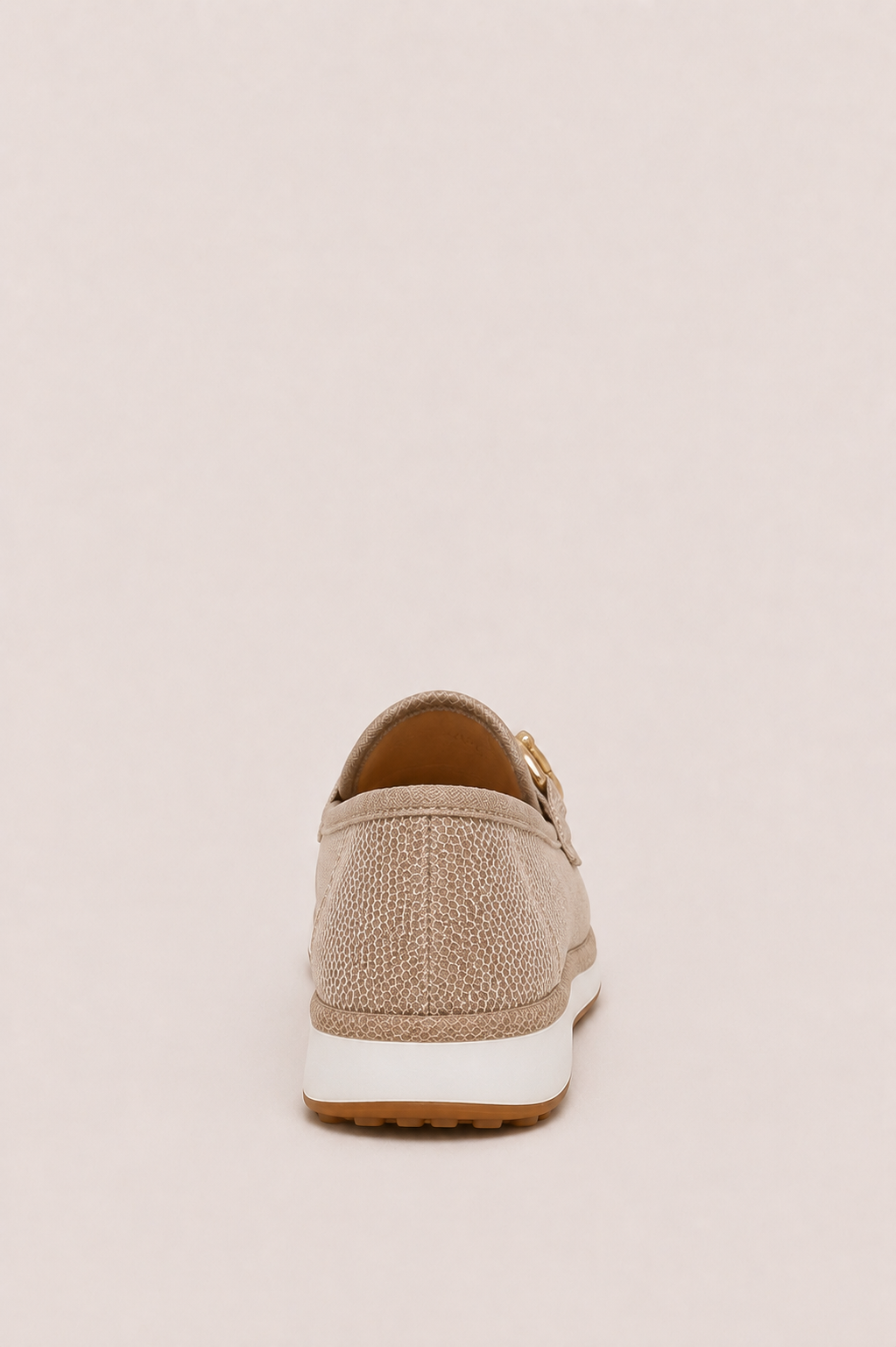 Mocasines ortopédicos transpirables Chiara de Vera Serrat con detalle dorado y suela antideslizante, para comodidad y estilo.