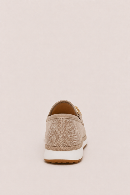 Mocasines ortopédicos transpirables Chiara de Vera Serrat con detalle dorado y suela antideslizante, para comodidad y estilo.
