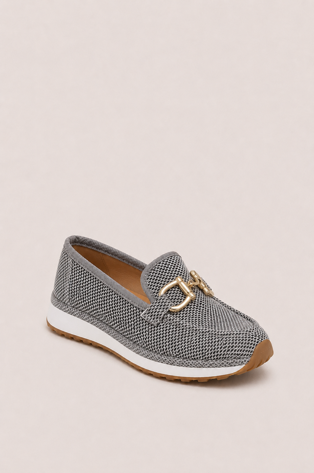 Mocasines ortopédicos transpirables Chiara de Vera Serrat con detalle dorado y diseño cómodo para mujer.