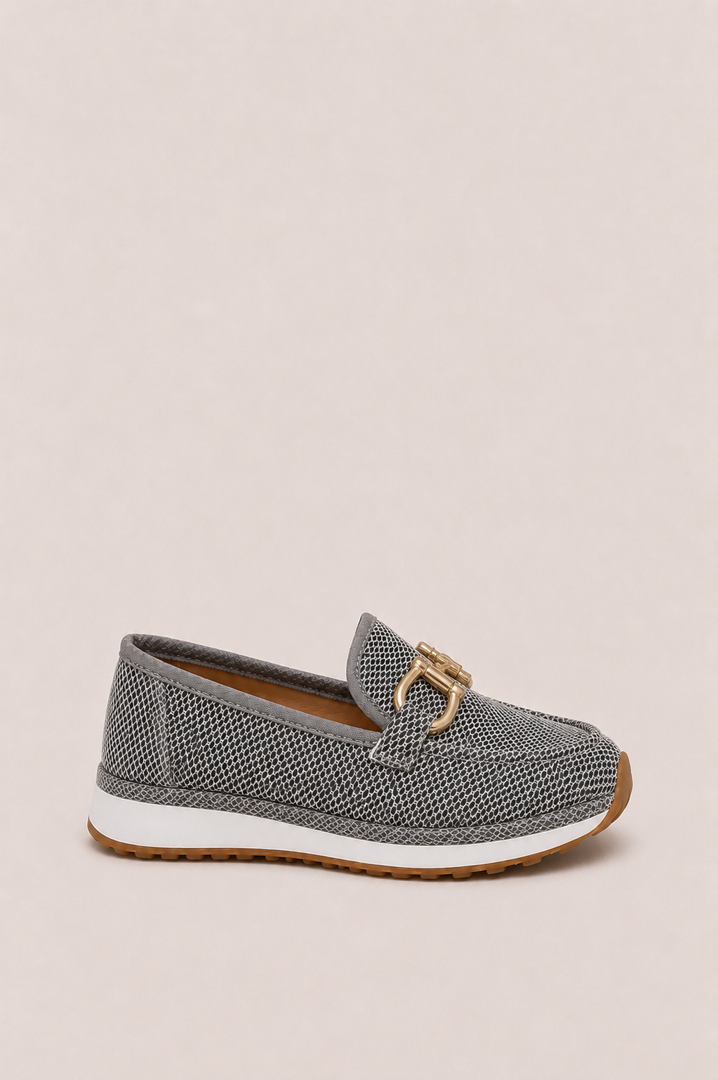 Mocasines ortopédicos transpirables Chiara de Vera Serrat con detalles dorados y diseño cómodo para mujer.