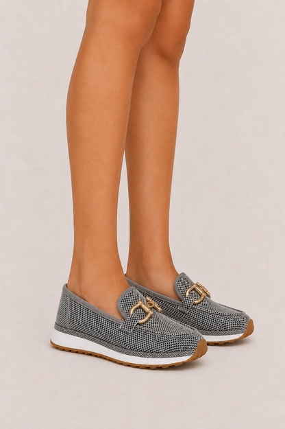 Mocasines ortopédicos transpirables Chiara de Vera Serrat con detalle dorado, calzado cómodo y elegante para mujer.