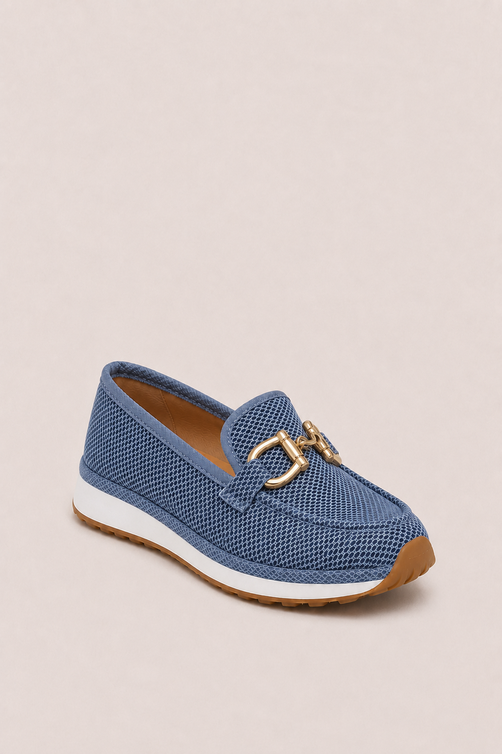 Mocasines ortopédicos transpirables Chiara de Vera Serrat con detalle dorado y suela antideslizante para comodidad y estilo.