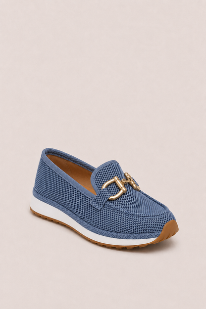 Mocasines ortopédicos transpirables Chiara de Vera Serrat con detalle dorado y suela antideslizante para comodidad y estilo.