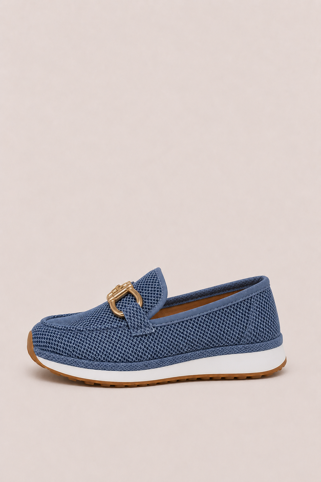 Mocasines ortopédicos transpirables Chiara de Vera Serrat con detalle dorado y diseño cómodo para el día a día.