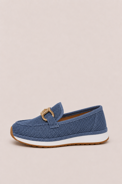 Mocasines ortopédicos transpirables Chiara de Vera Serrat con detalle dorado y diseño cómodo para el día a día.