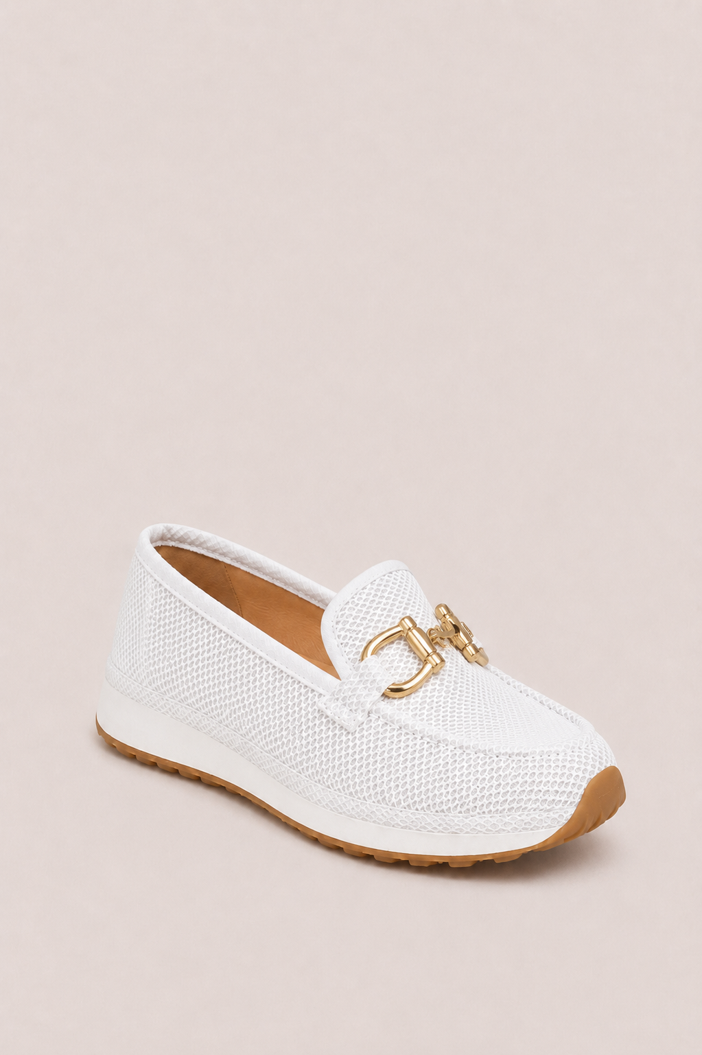 Mocasines ortopédicos transpirables Chiara de Vera Serrat con detalle dorado, calzado cómodo y elegante para uso diario.