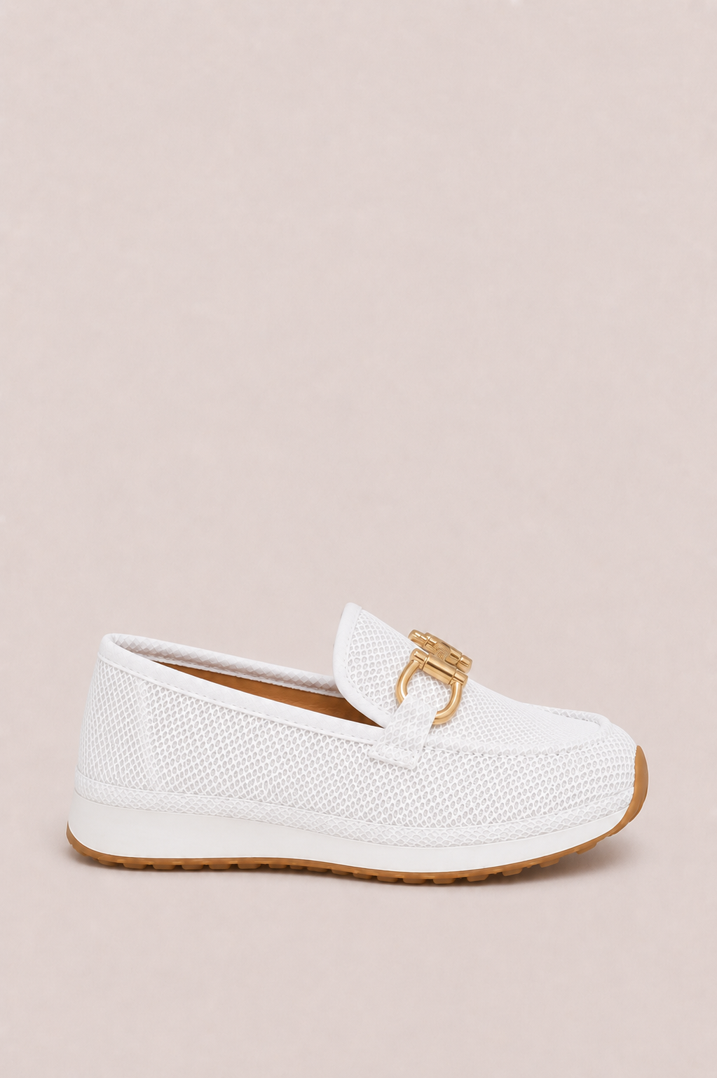 Mocasines ortopédicos transpirables Chiara de Vera Serrat con detalles dorados para mujer, cómodos y elegantes.