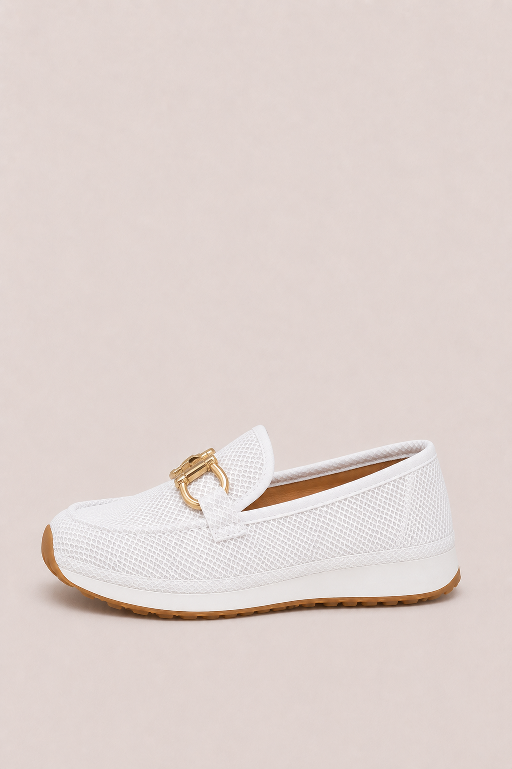 Mocasines ortopédicos transpirables Chiara de Vera Serrat con detalle dorado, calzado cómodo y elegante para mujer.