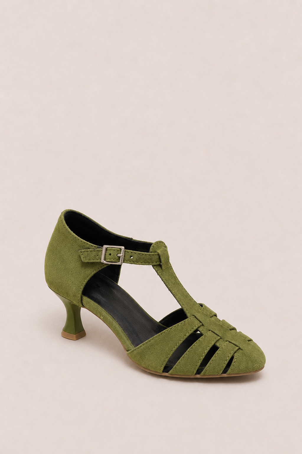 Zapatos de tacón de cuña elegantes Vera Serrat Valeria con diseño sofisticado y detalles en cuero en tonos neutros.