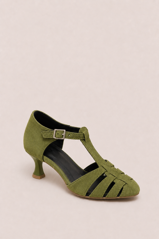 Zapatos de tacón de cuña elegantes Vera Serrat Valeria con diseño sofisticado y detalles en cuero en tonos neutros.