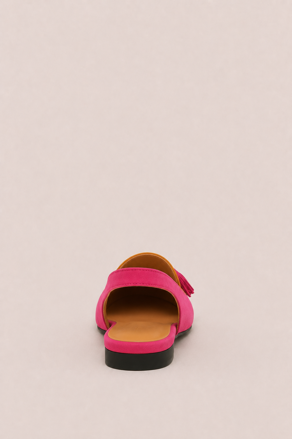 Zapatos slingback Aurora de Vera Serrat con borlas en color neutro, detalle elegante y cómodo para ocasiones especiales.