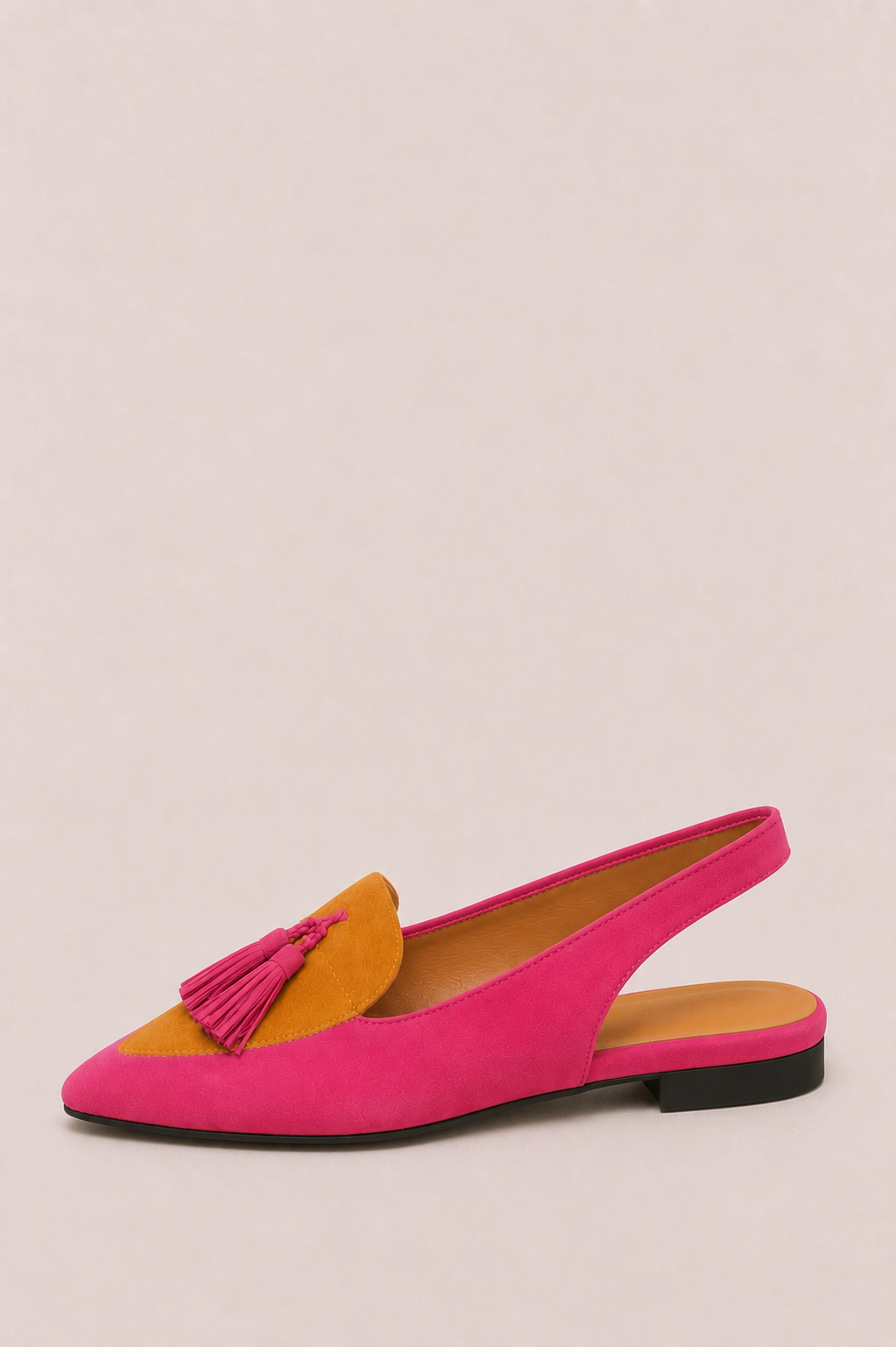 Zapatos slingback Aurora de Vera Serrat con borlas, calzado elegante en color neutro y diseño moderno para ocasiones especiales.