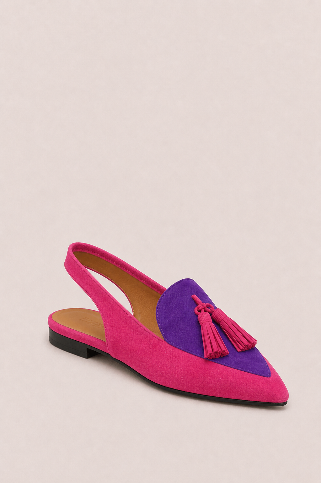 Zapatos slingback Aurora de Vera Serrat con borlas y diseño elegante en color neutro sobre fondo blanco.