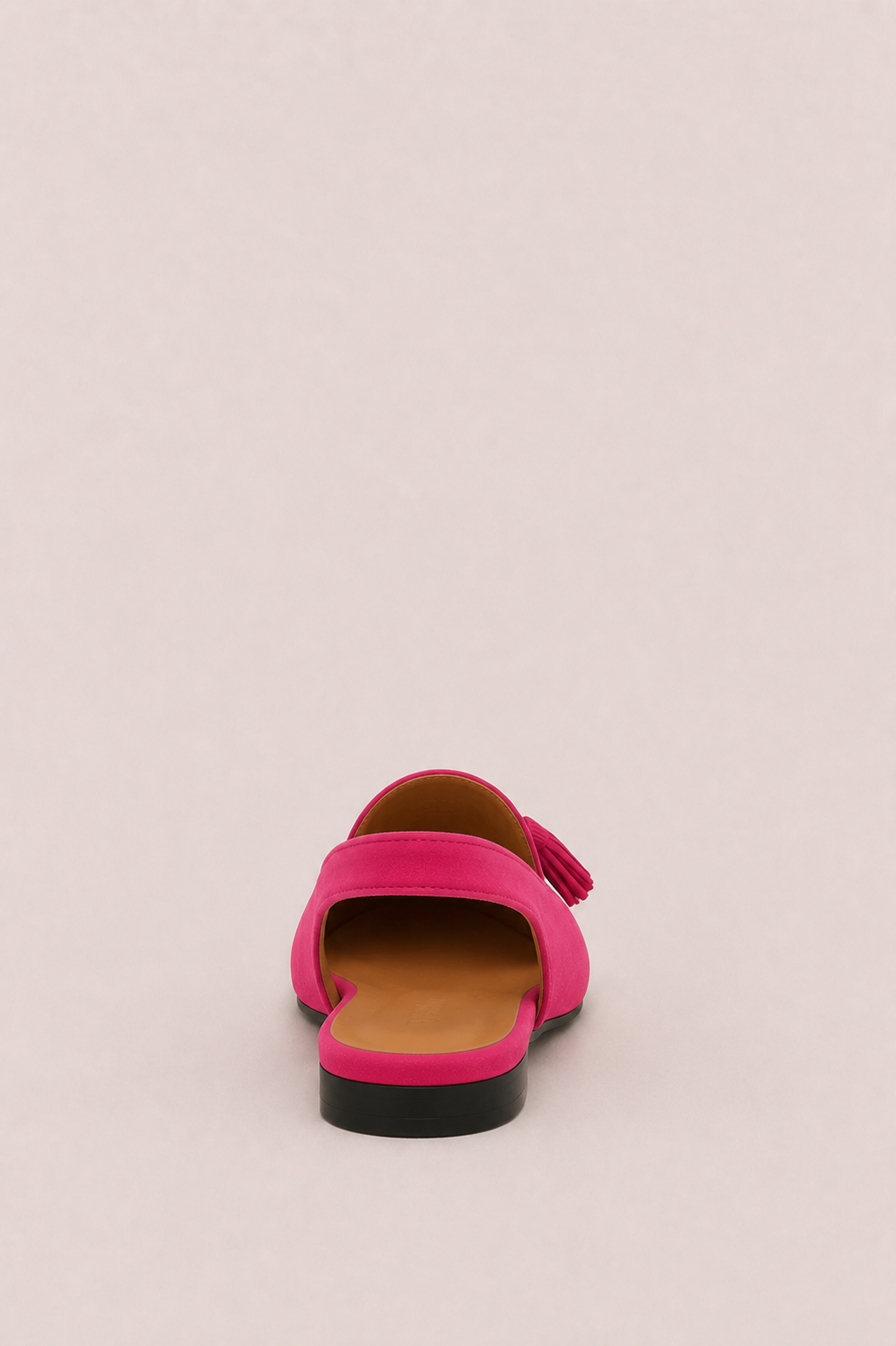 Zapatos slingback Aurora de Vera Serrat con borlas y diseño elegante en color neutro, ideales para ocasiones especiales.