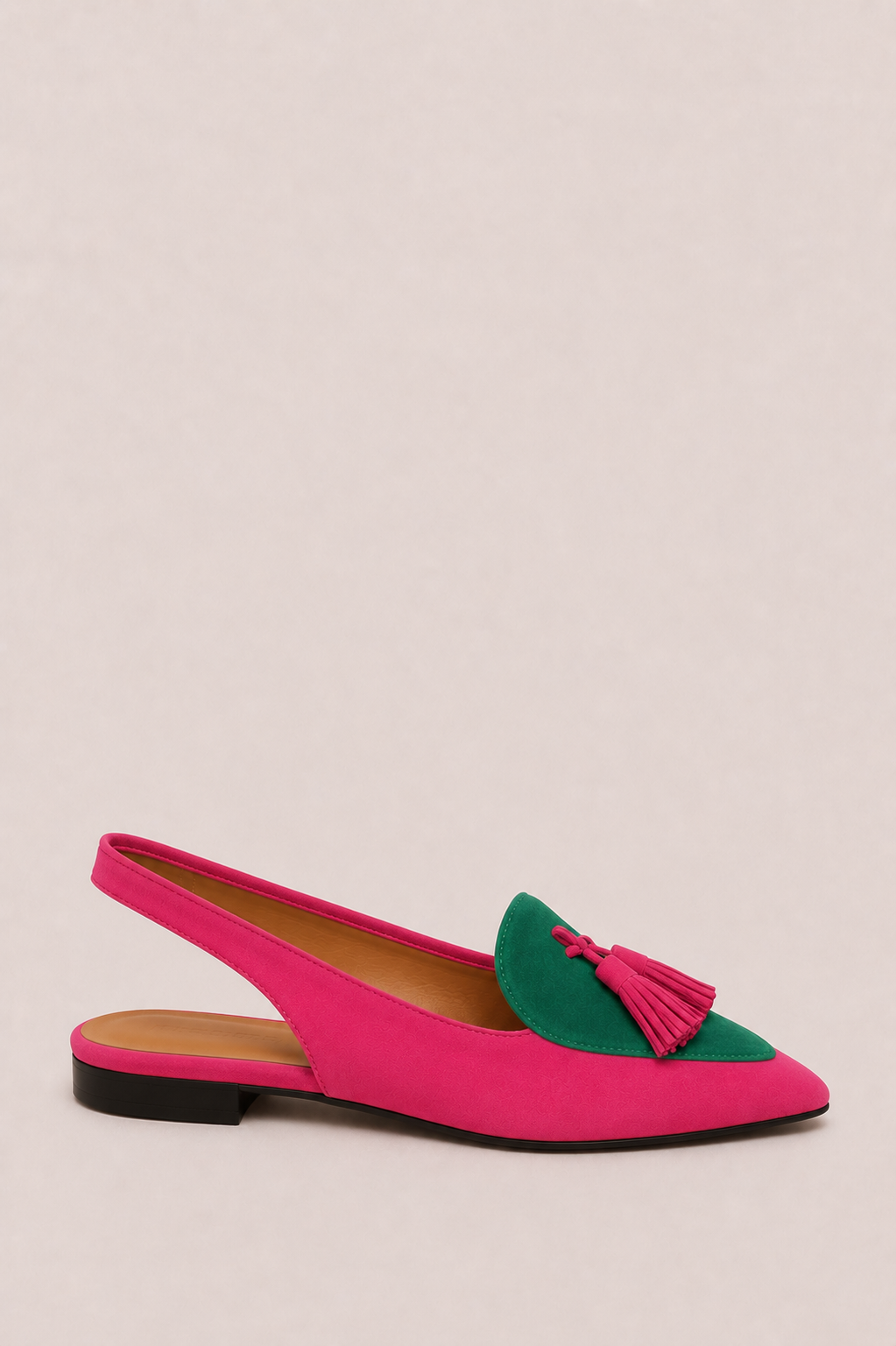 Zapatos slingback Aurora de Vera Serrat con borlas, diseño elegante y cómodo en color neutro, ideal para ocasiones especiales.