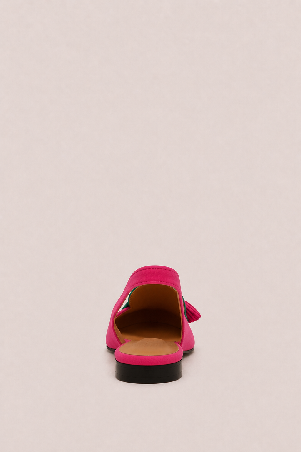 Zapatos slingback Aurora de Vera Serrat con borlas, diseño elegante en color neutro, ideales para ocasiones especiales.