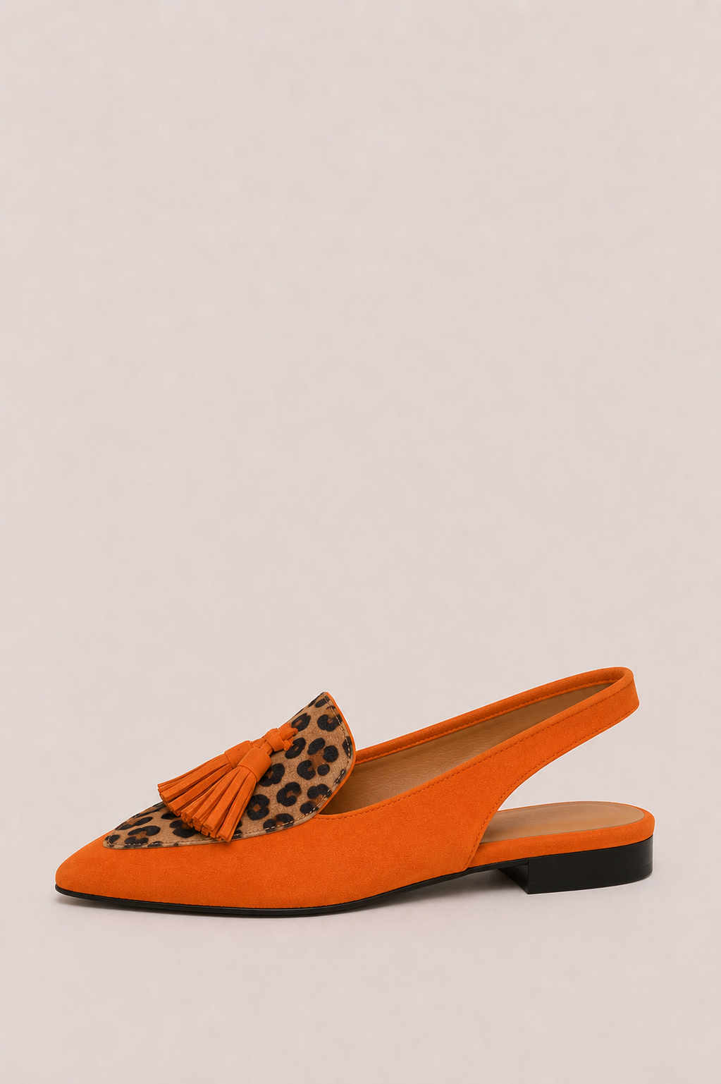 Zapatos slingback Aurora de Vera Serrat con borlas en color neutro y diseño elegante para ocasiones especiales.