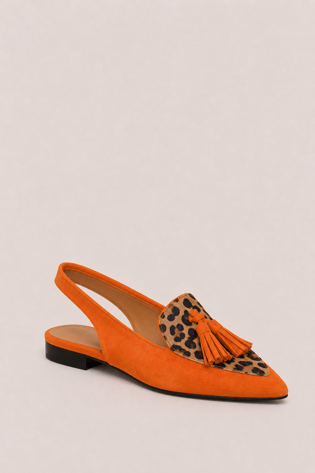 Zapatos slingback Aurora de Vera Serrat con borlas, estilo elegante y cómodo, en color neutro con detalles de borlas.