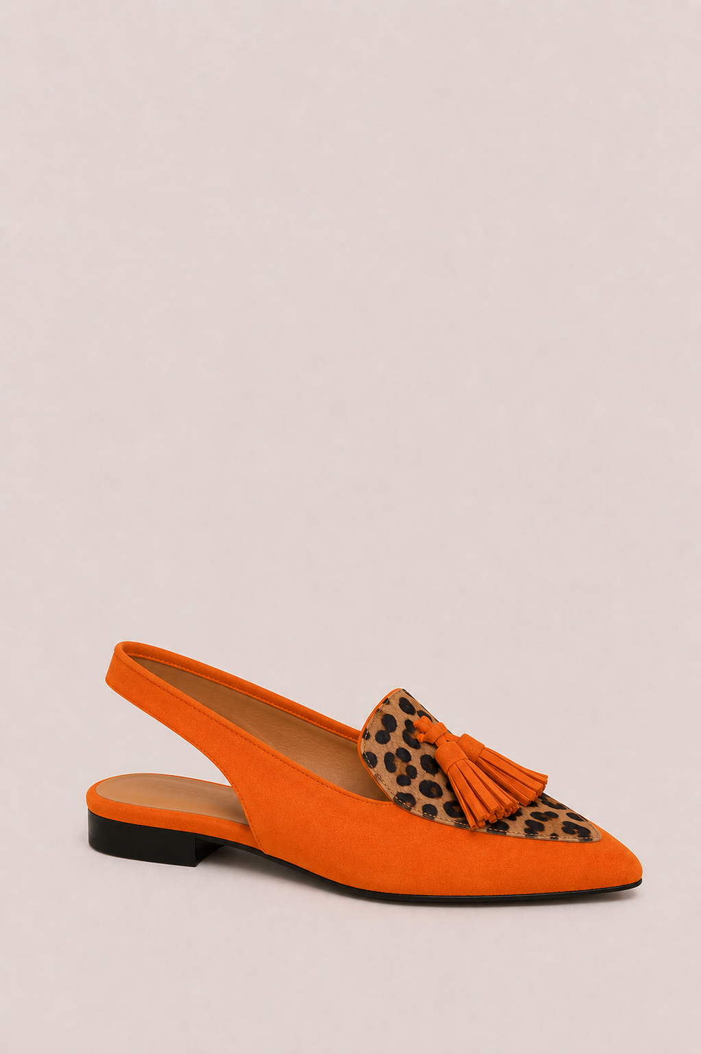 Zapatos slingback Aurora de Vera Serrat con borlas, diseño elegante en color neutro y hebilla en el talón.