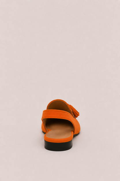 Zapatos slingback Aurora de Vera Serrat con borlas, diseño elegante y moderno en color neutro, ideales para ocasiones especiales.