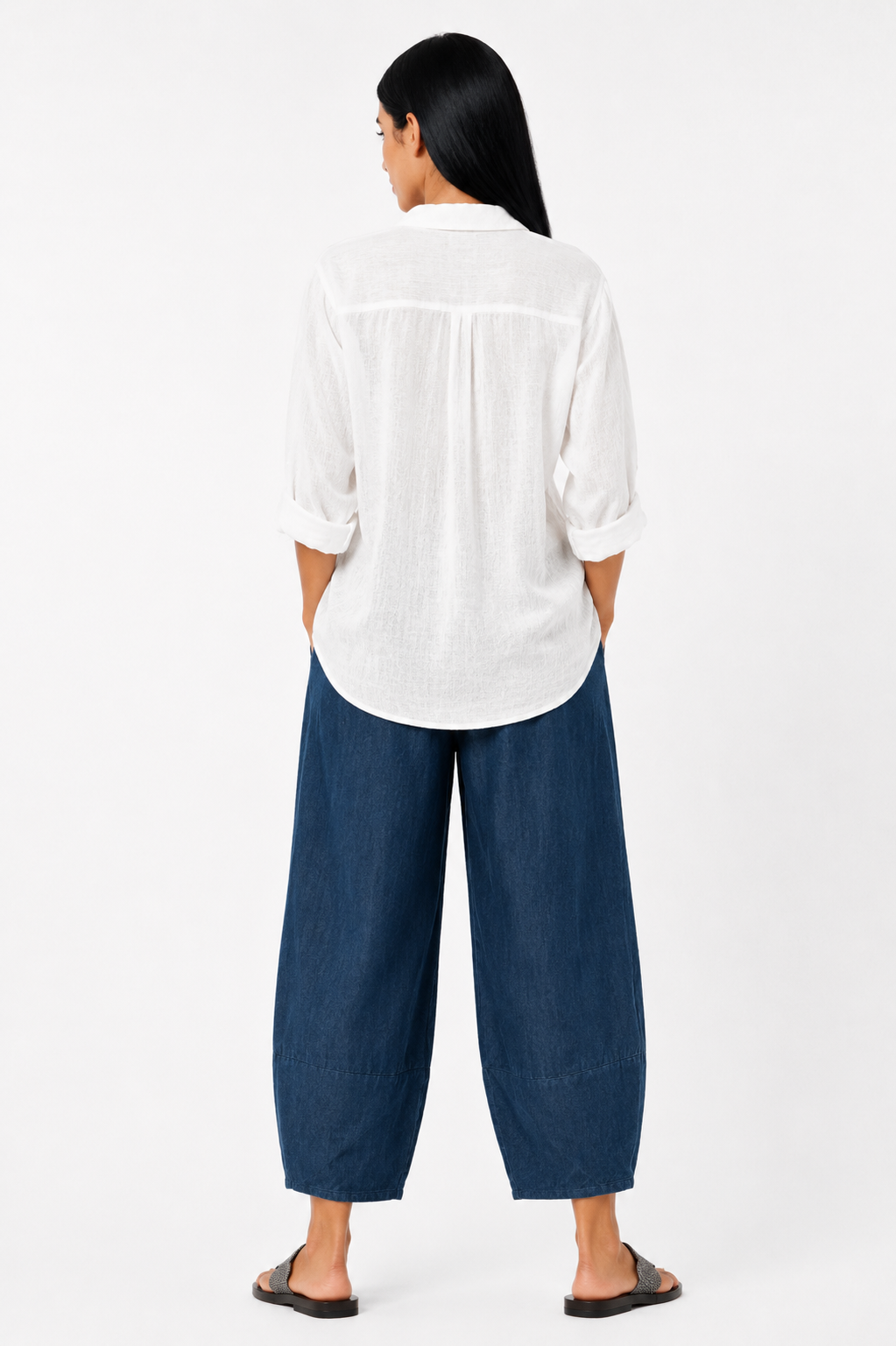 Pantalón amplio de corte relajado de la marca Vera Serrat, en color neutro, con cintura elástica y bolsillos laterales.
