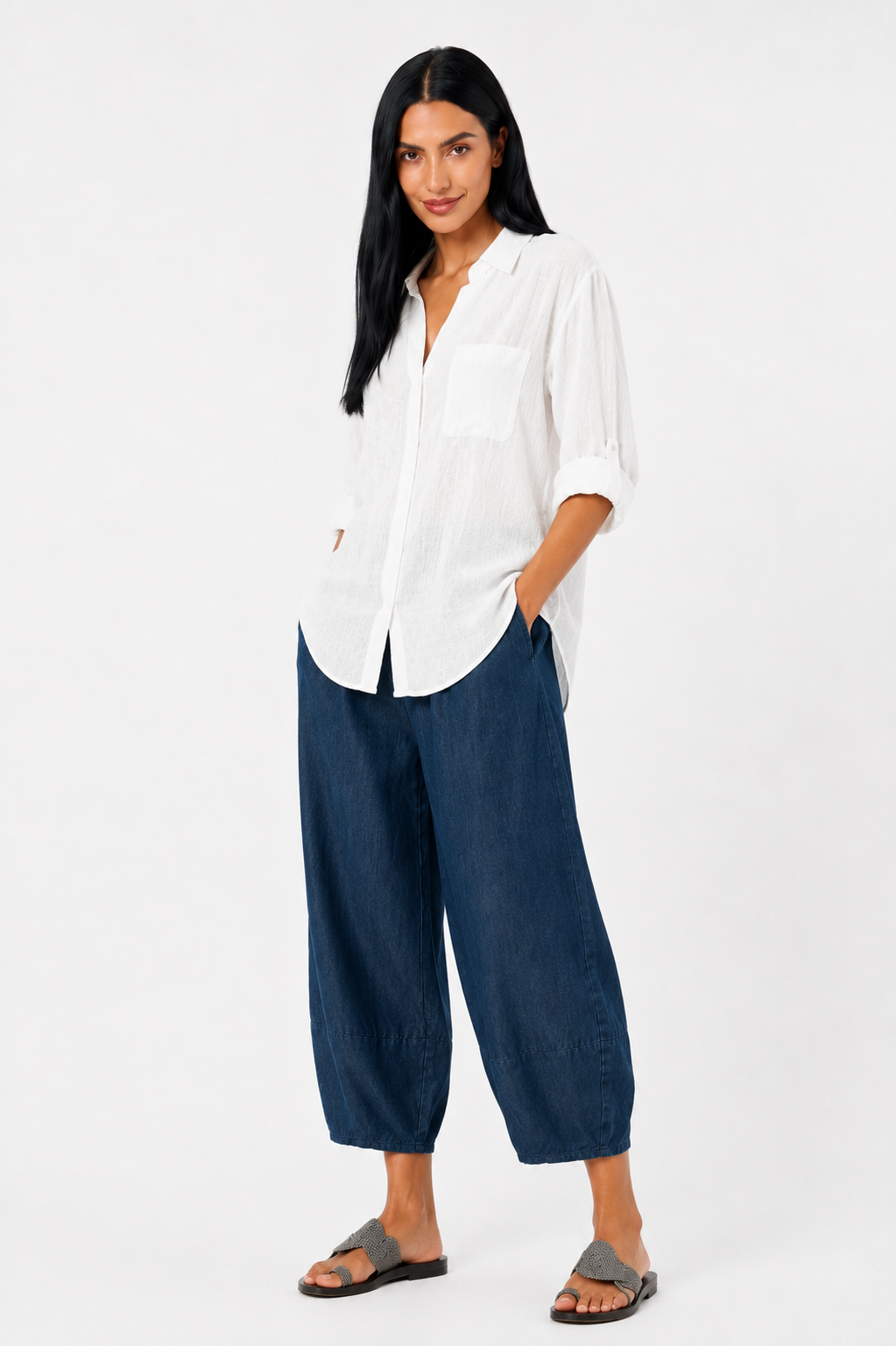 Pantalón amplio de corte relajado de la marca Vera Serrat, en tela suave y color neutro, con cintura elástica y bolsillos laterales.