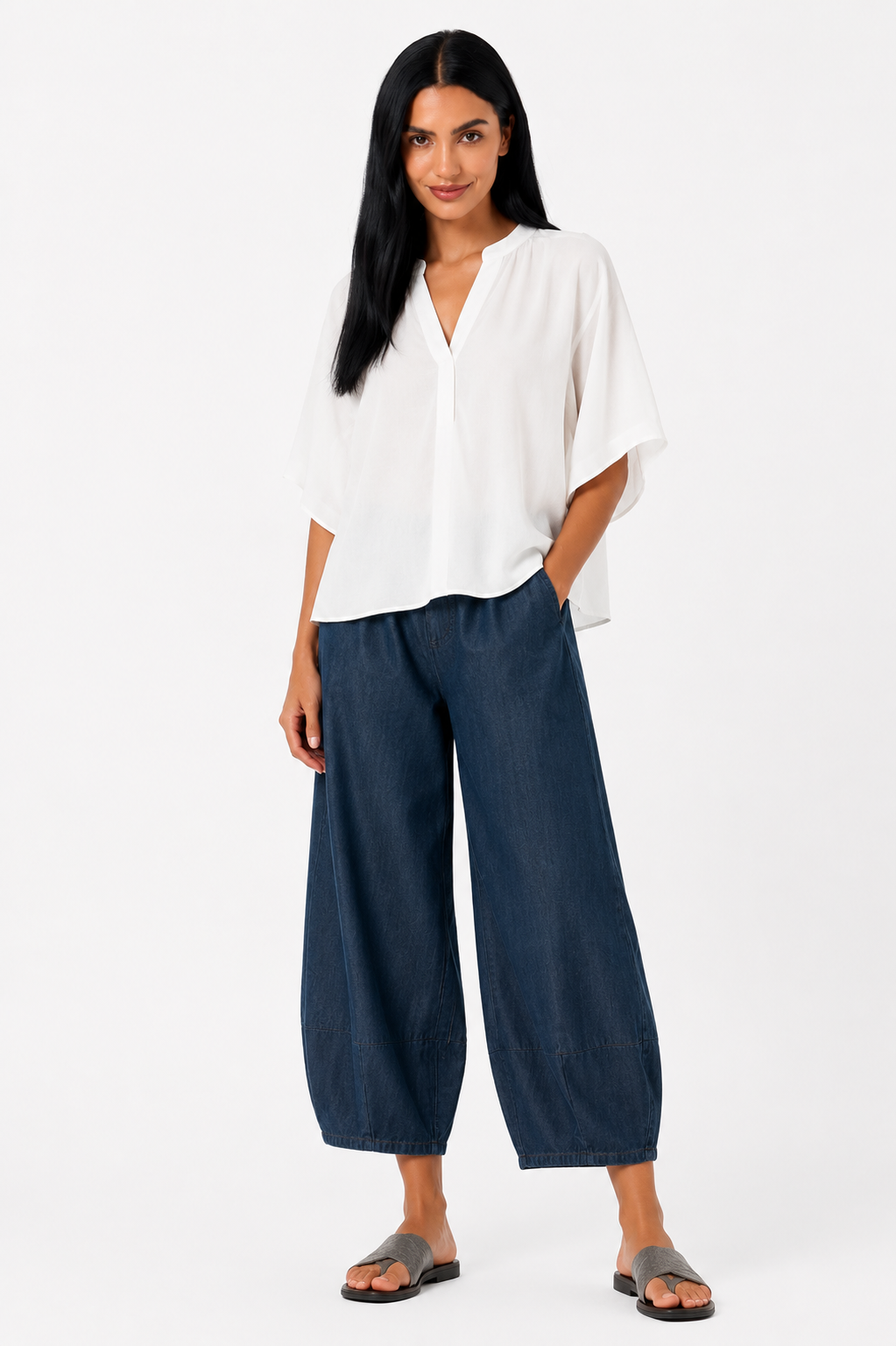Pantalón amplio de corte relajado de Vera Serrat, tejido suave en color neutro, con cintura elástica y bolsillos laterales.