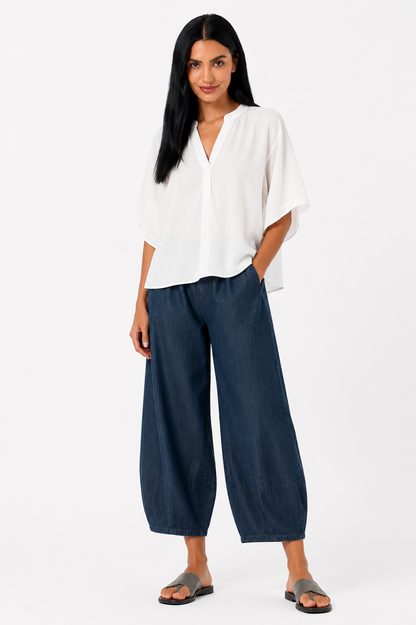 Pantalón amplio de corte relajado de Vera Serrat, tejido suave en color neutro, con cintura elástica y bolsillos laterales.
