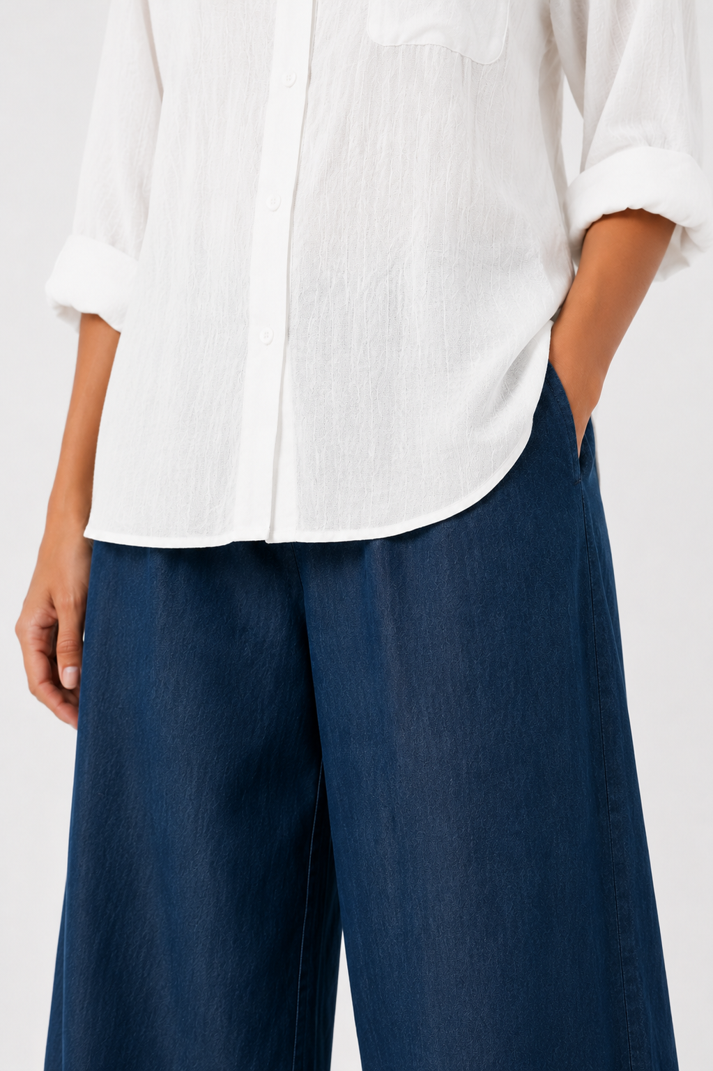 Pantalón amplio de corte relajado de la marca Vera Serrat, en color neutro, con cinturilla elástica y acabado cómodo.