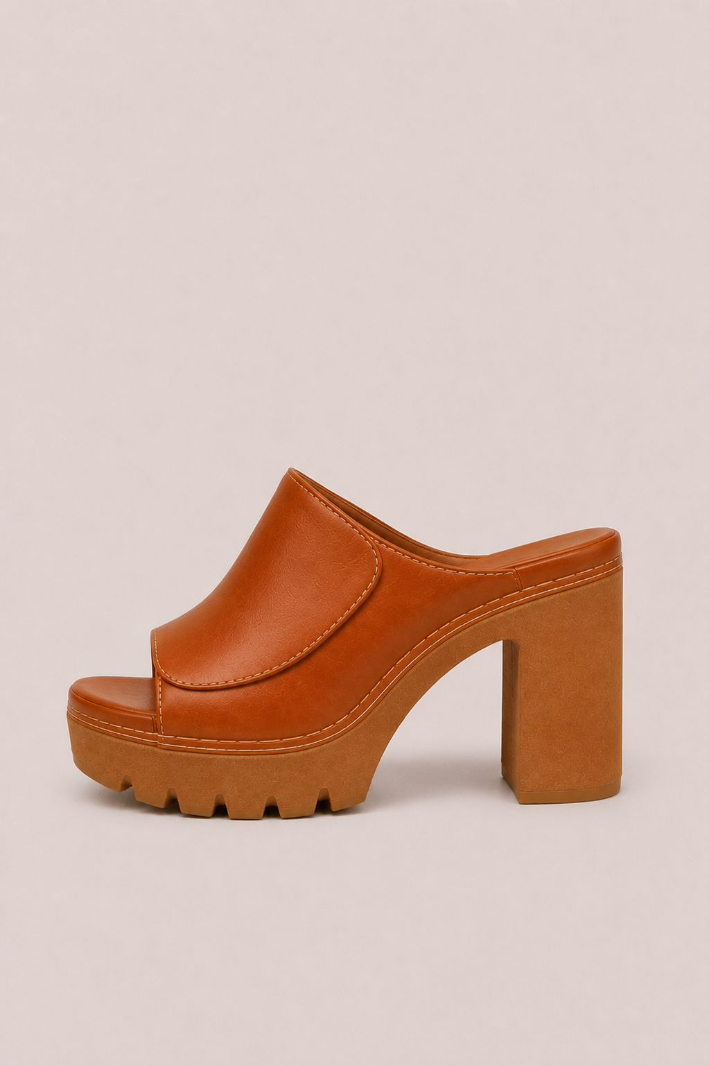 Sandalias de plataforma Mireya de Vera Serrat con tacón ancho y suela de goma, en color negro, vistas desde el perfil.