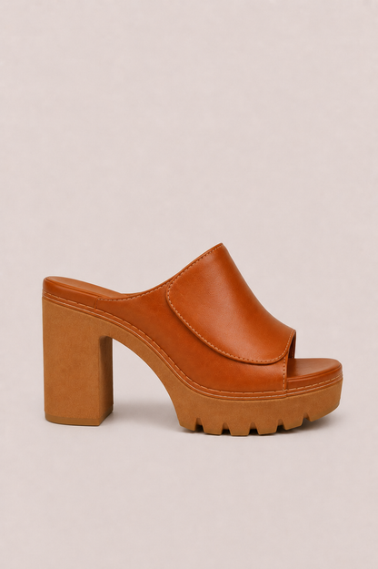 Sandalias de plataforma Vera Serrat Mireya con tacón ancho y suela de goma, en color beige y diseño elegante.