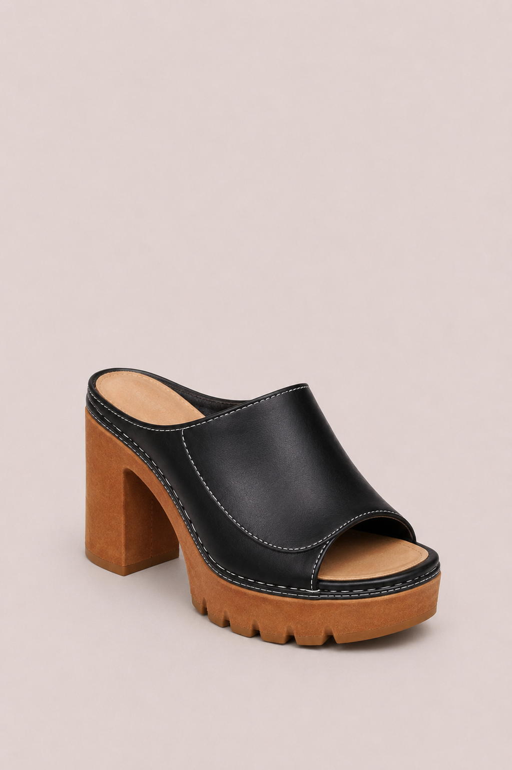 Sandalias de plataforma Mireya de Vera Serrat con tacón ancho y suela resistente, en color negro.