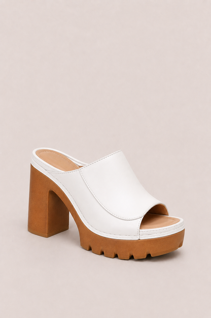 Sandalias de plataforma Mireya de Vera Serrat con tacón ancho y suela en color neutro, vistas desde un lado en imagen clara.