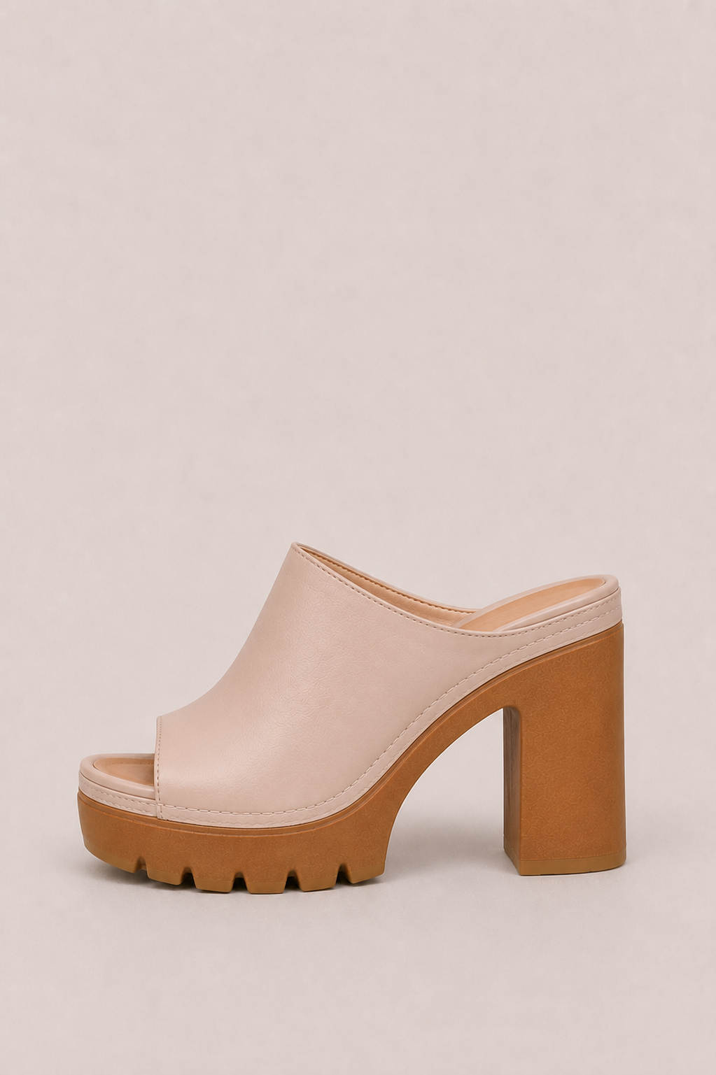 Sandalias de plataforma Mireya de Vera Serrat con tacón ancho y suela de yute, en color beige.