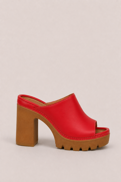 Sandalias de plataforma Mireya de Vera Serrat con tacón ancho y suela de goma, en color beige.