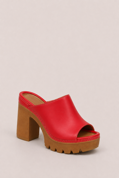 Sandalias de plataforma Mireya de Vera Serrat con tacón ancho y diseño en color neutro, ideales para verano y estilo casual.