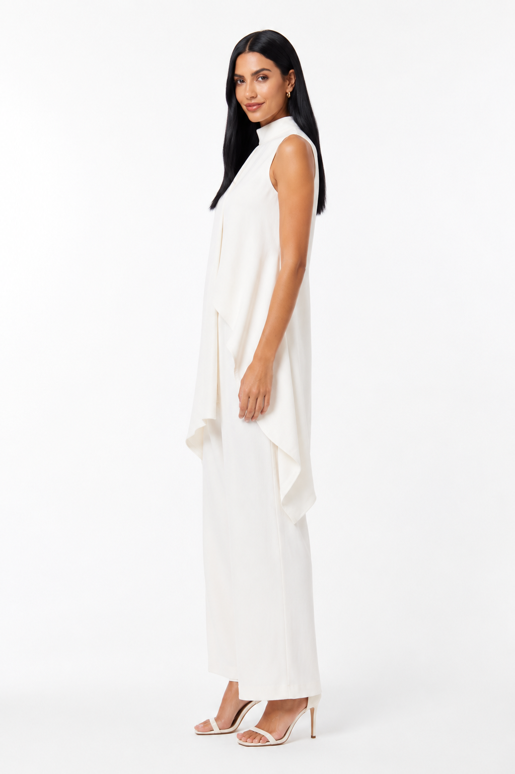 Vestido asimétrico de dos piezas de Vera Serrat, conjunto elegante con diseño moderno y detalles sofisticados.