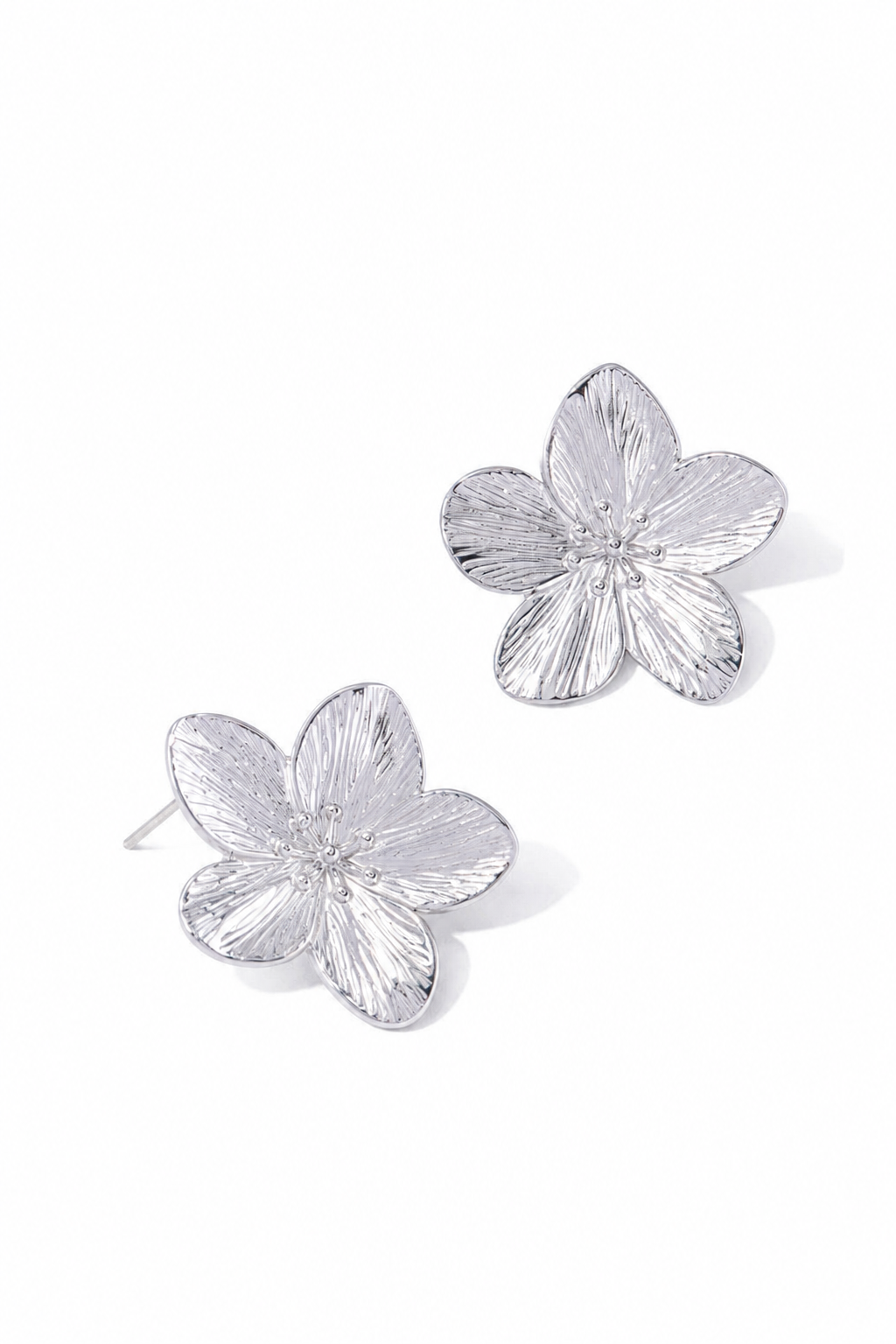 Pendientes flor brillantes de Vera Serrat, adornos elegantes con diseño floral y acabado brillante en plata.