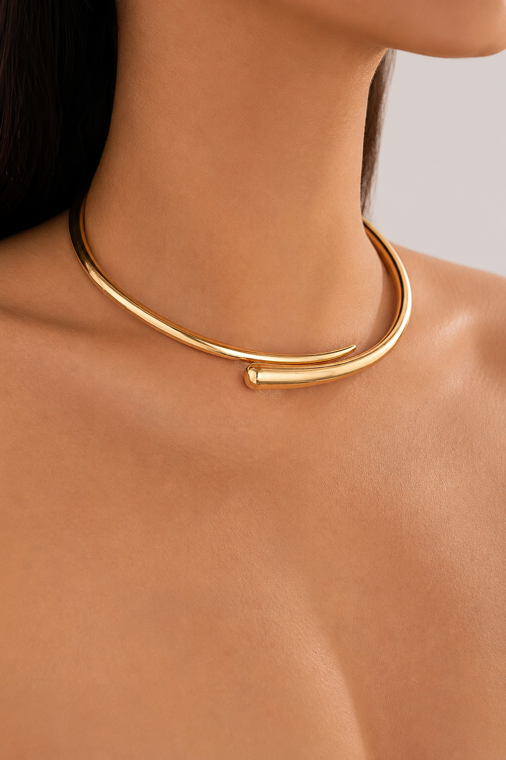 Collar gota escultórica de plata de la marca Vera Serrat, diseño elegante y moderno para estilo sofisticado.