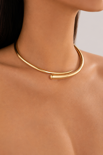 Collar gota escultórica de plata de la marca Vera Serrat, diseño elegante y moderno para estilo sofisticado.