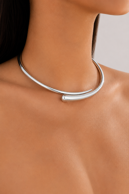 Collar gota escultural de Vera Serrat, pieza de joyería con diseño artístico y elegante en acabado metálico brillante.