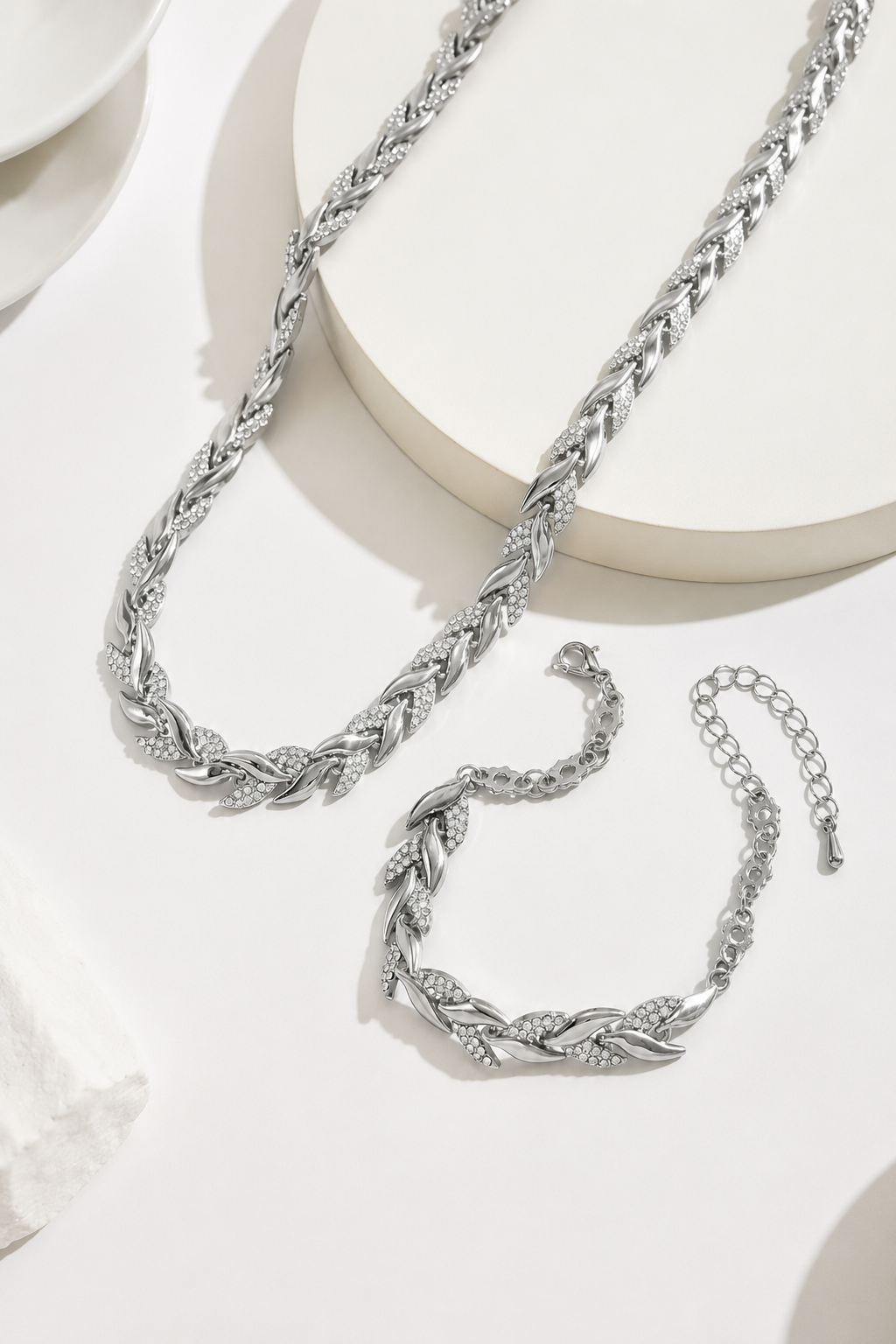 Conjunto de collar y pulsera de espiga de Vera Serrat, joyería elegante con diseño de espiga en plata y acabado brillante.