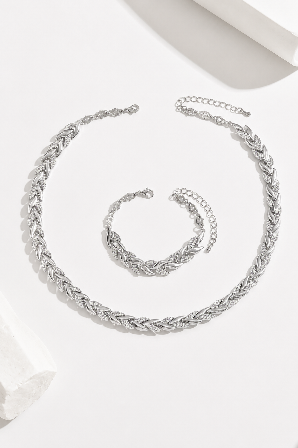 Conjunto de collar y pulsera de espiga Vera Serrat, accesorios de joyería en oro con diseño elegante y moderno.