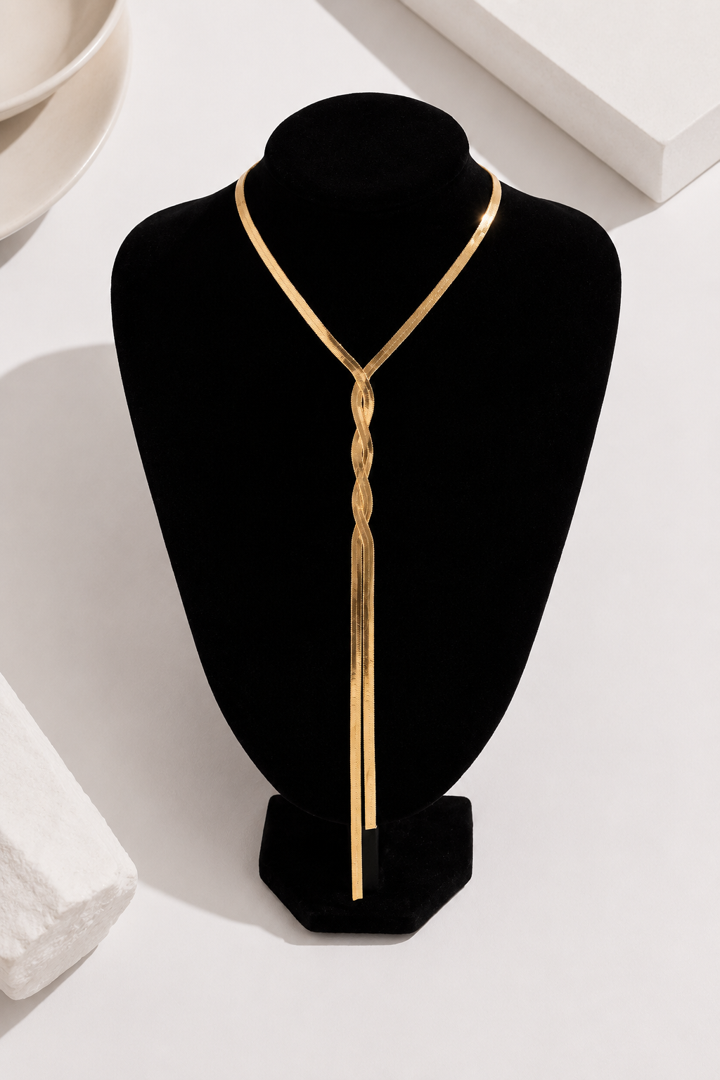 Collar en Y de eslabones retorcidos de Vera Serrat, diseño elegante y moderno para complementar el estilo personal.