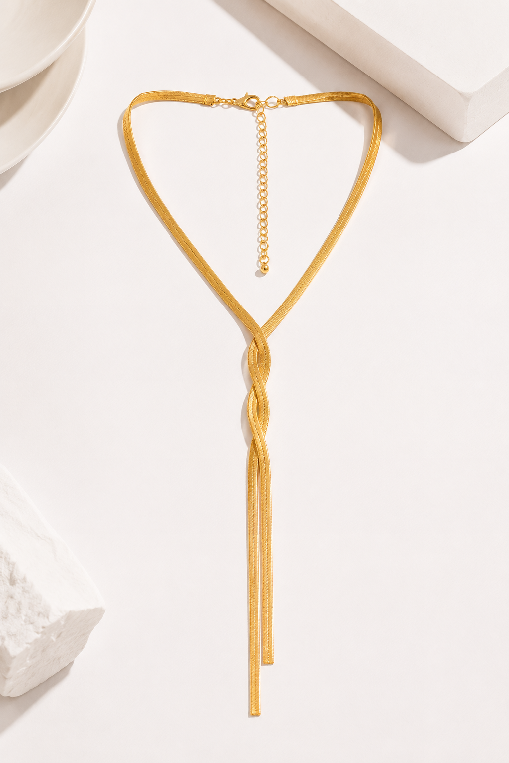 Collar en Y de eslabones retorcidos de Vera Serrat, diseño elegante y moderno en plata brillante.