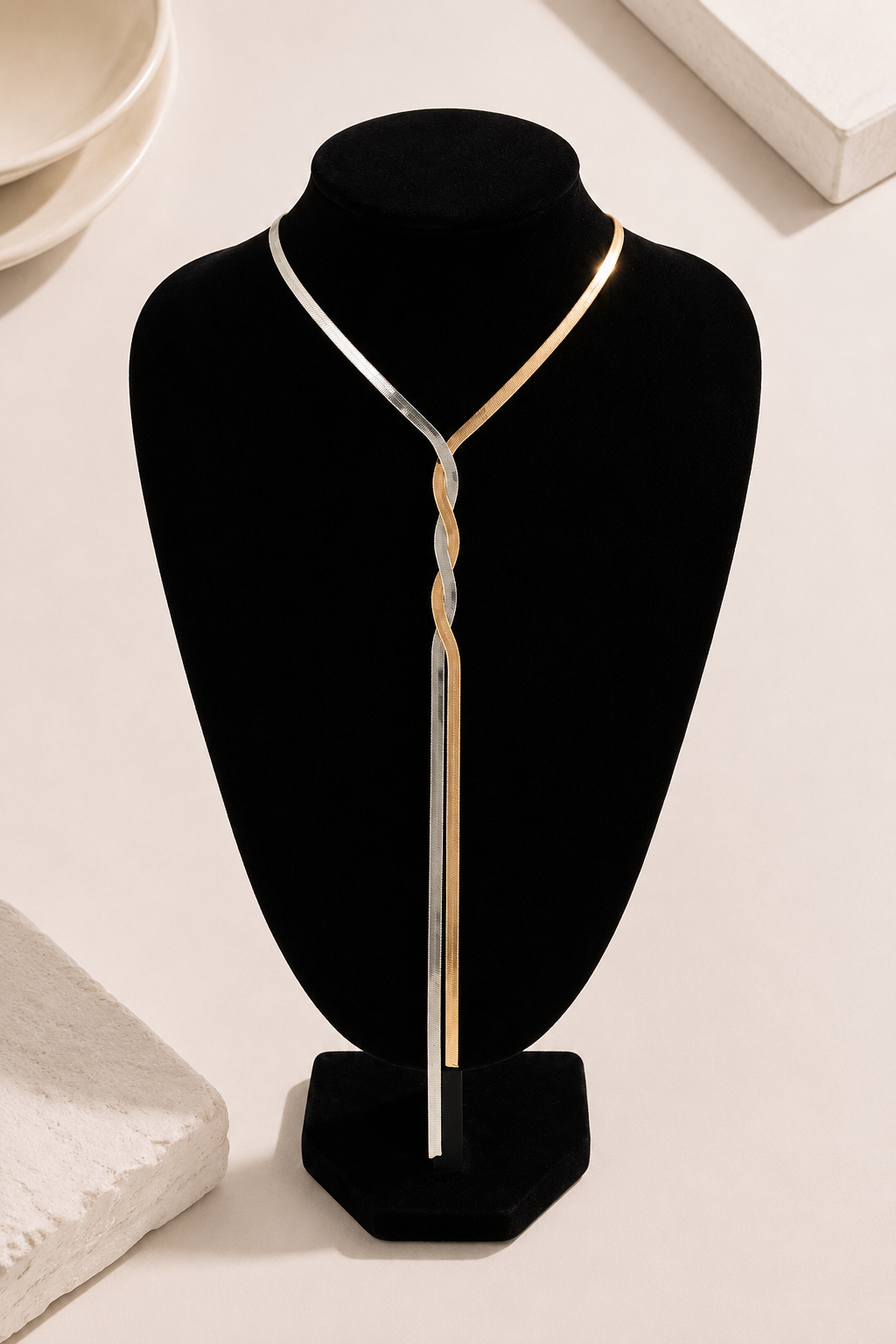 Collar en Y de eslabones retorcidos de Vera Serrat, estilo elegante y moderno, visible en la imagen.