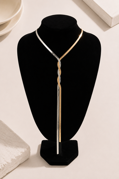 Collar en Y de eslabones retorcidos de Vera Serrat, estilo elegante y moderno, visible en la imagen.