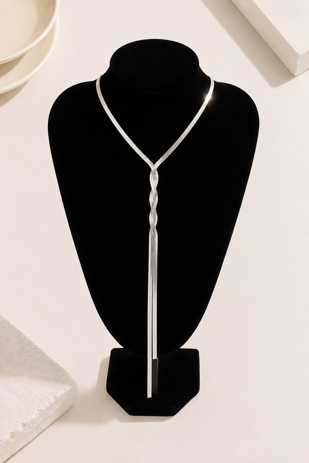 Collar en Y de eslabones retorcidos de Vera Serrat, elegante y moderno, con diseño en forma de Y para un estilo sofisticado.